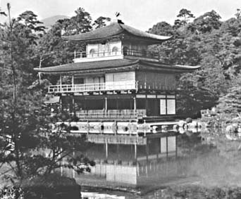 Kinkakuji_pav.jpg (38157 bytes)